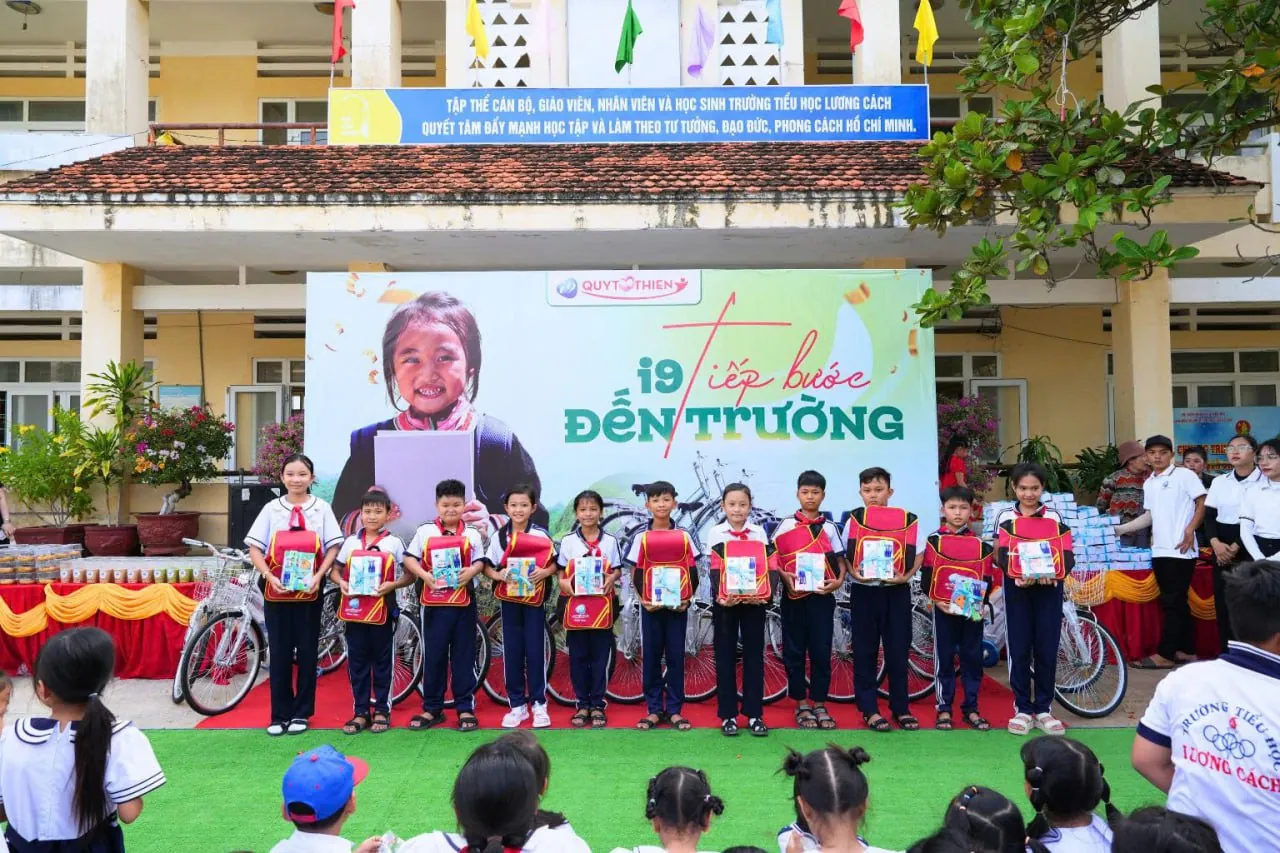 Biểu tượng về sự đổi mới công nghệ và trải nghiệm người dùng tại New88, với các thiết bị điện tử và bánh răng.